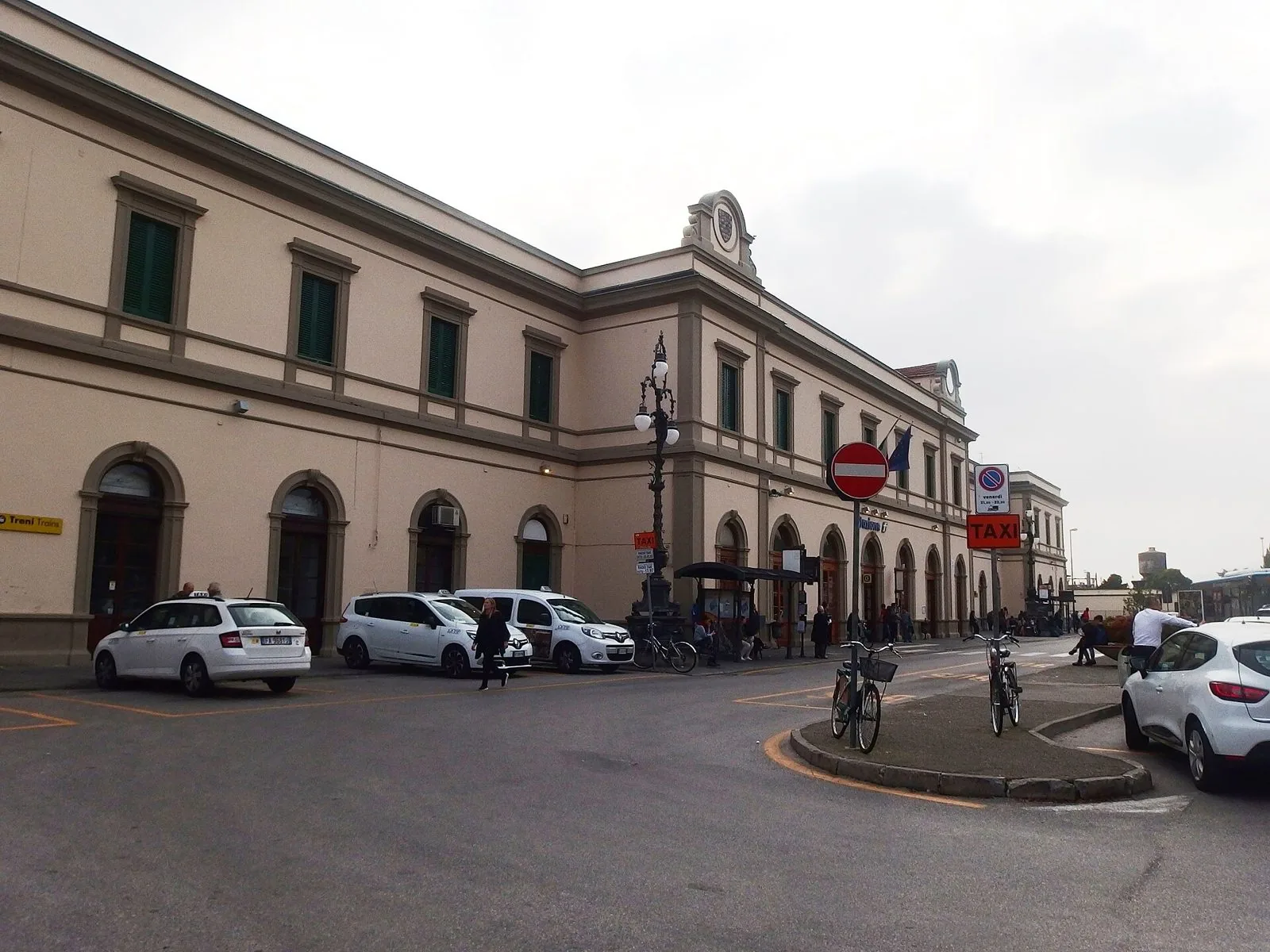 La facciata ottocentesca della stazione ferroviaria di Pistoia con i taxi in attesa