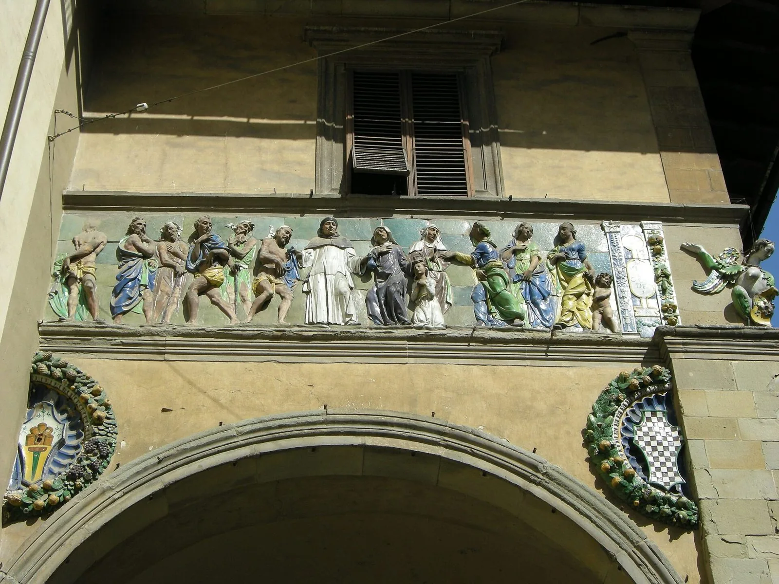 Fregio in terracotta invetriata colorata sulla loggia dell'Ospedale del Ceppo a Pistoia