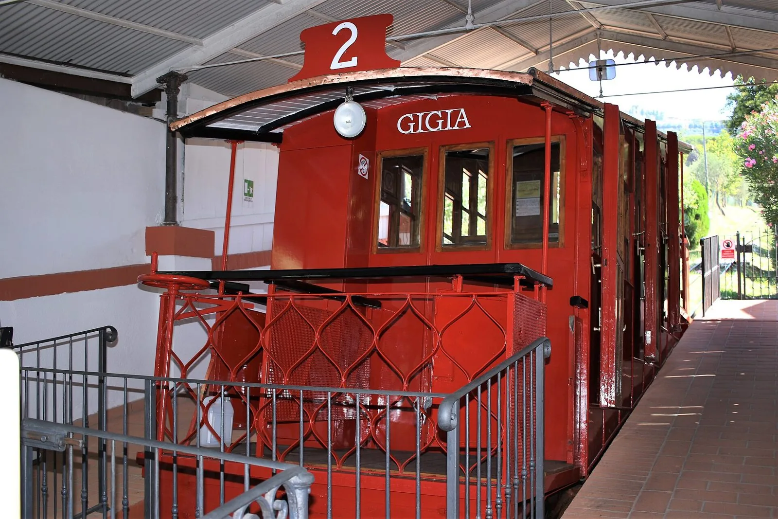 La storica vettura rossa della funicolare di Montecatini ferma in stazione