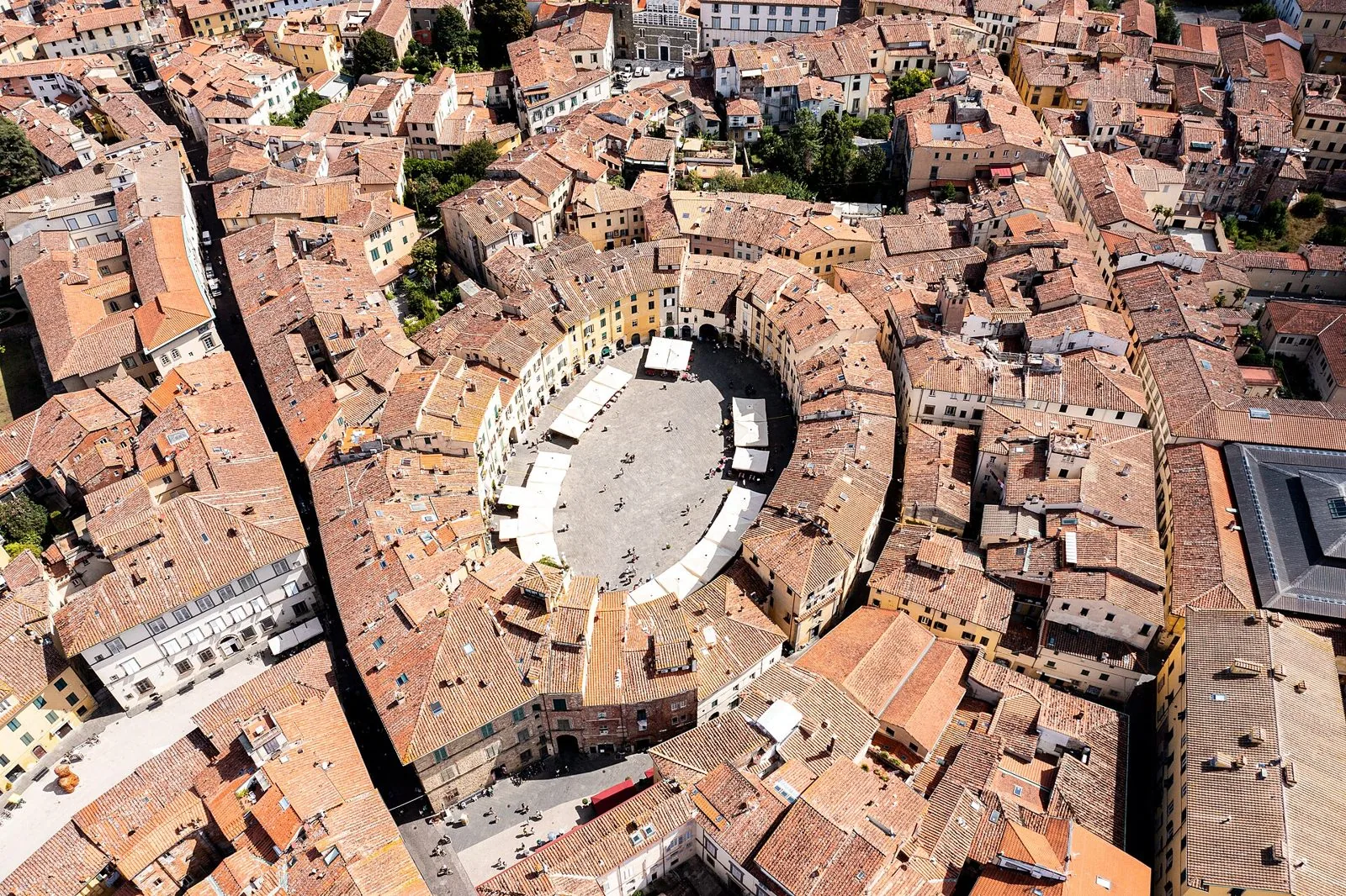 Veduta aerea della Piazza dell'Anfiteatro di Lucca, di forma ellittica, tra i tetti del centro