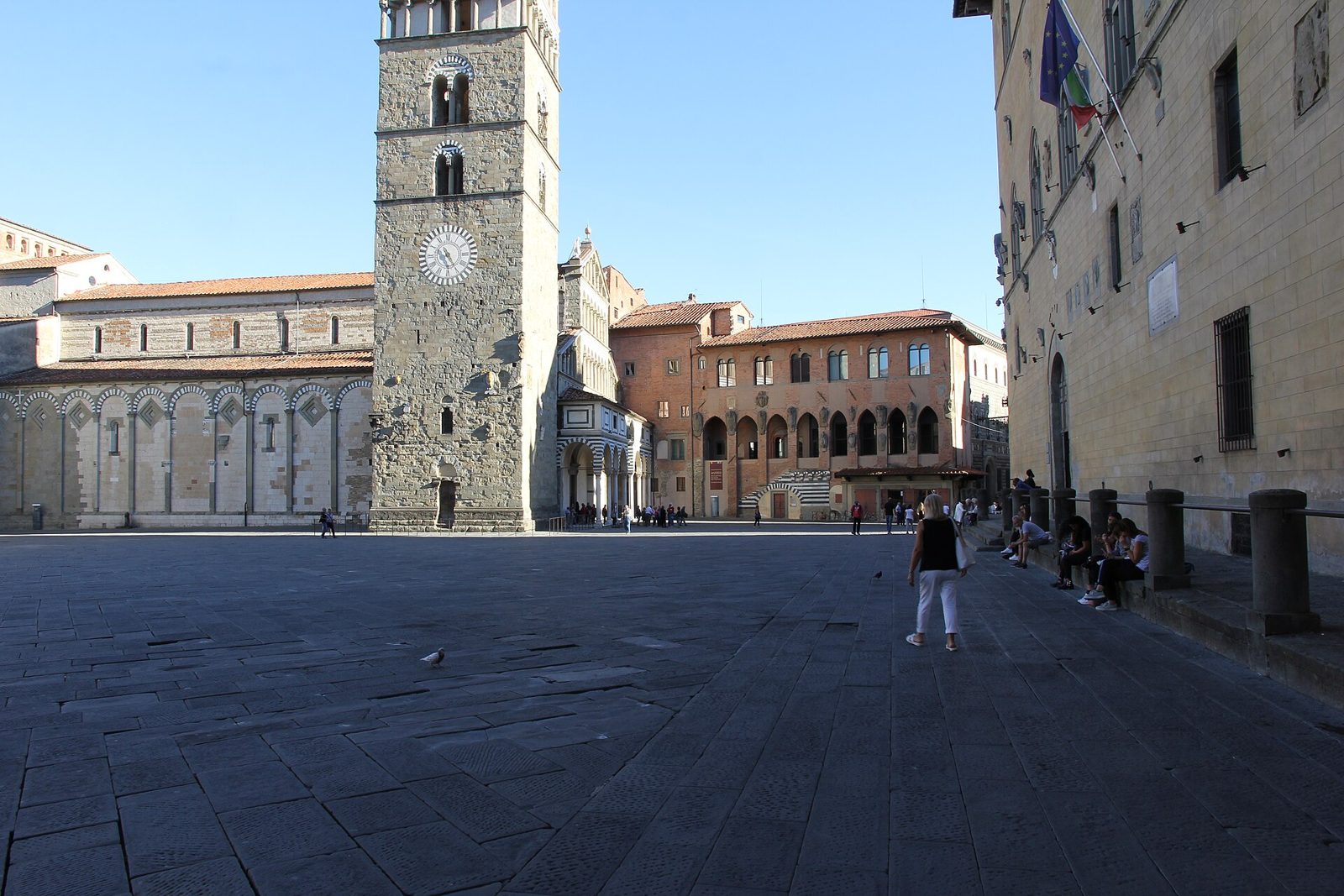 Piazza del Duomo di Pistoia con il campanile della Cattedrale e il Palazzo dei Vescovi nel pomeriggio